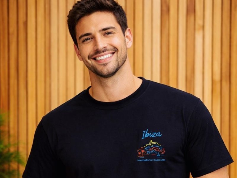 Camiseta gola careca preta personalizada com estampa no peito